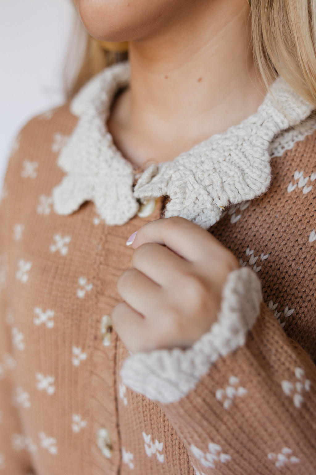TAN CREAM RUFFLE COLLAR SWEATER
