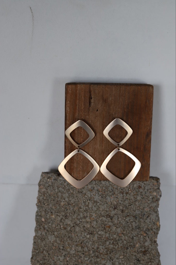 1243 ROSE GOLD FIGURE 8 DANGLE EARRING