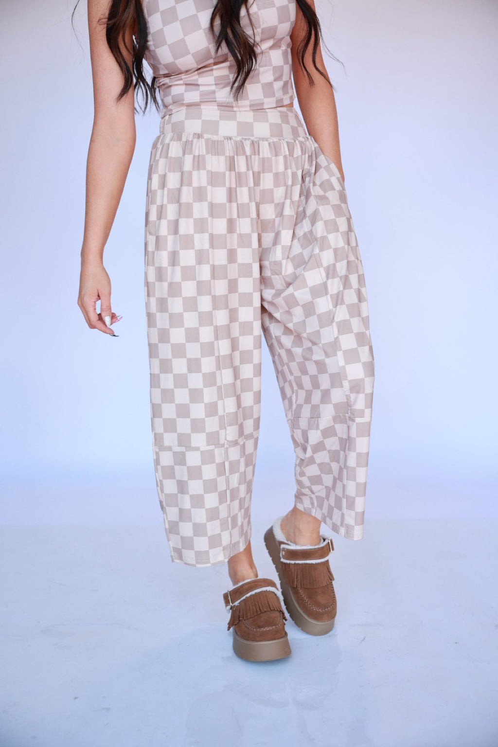 Tan checkered barrel active pant 02 focused