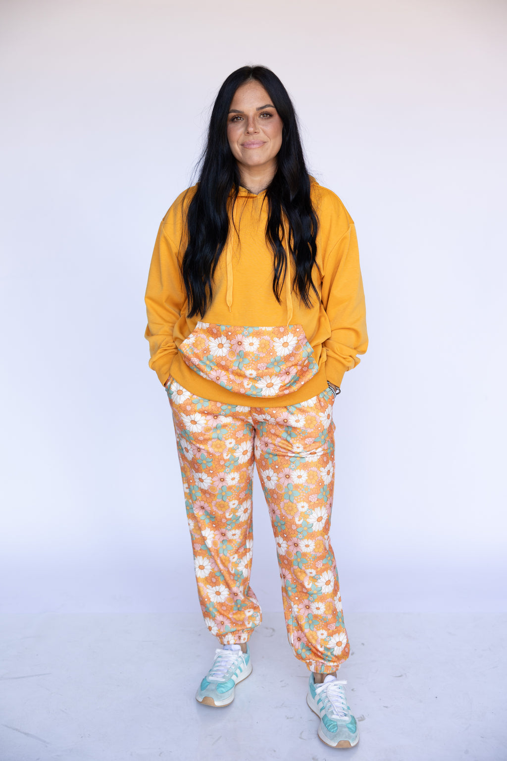 ORANGE RETRO DAISY SWEATPANTS