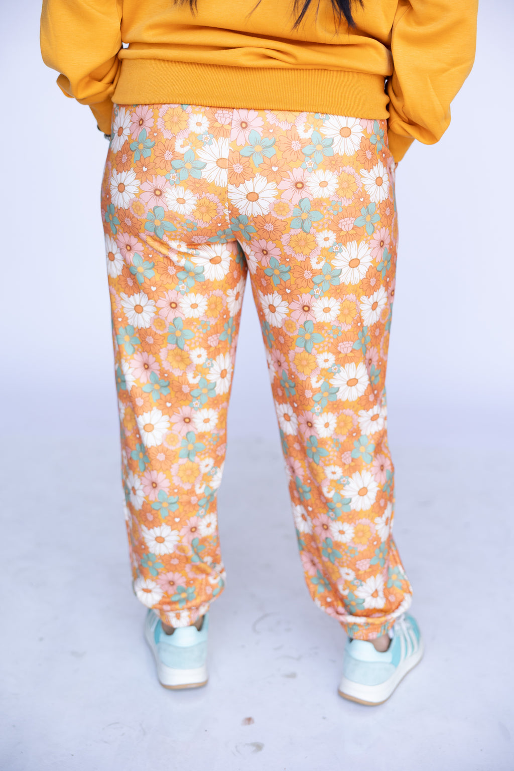 ORANGE RETRO DAISY SWEATPANTS