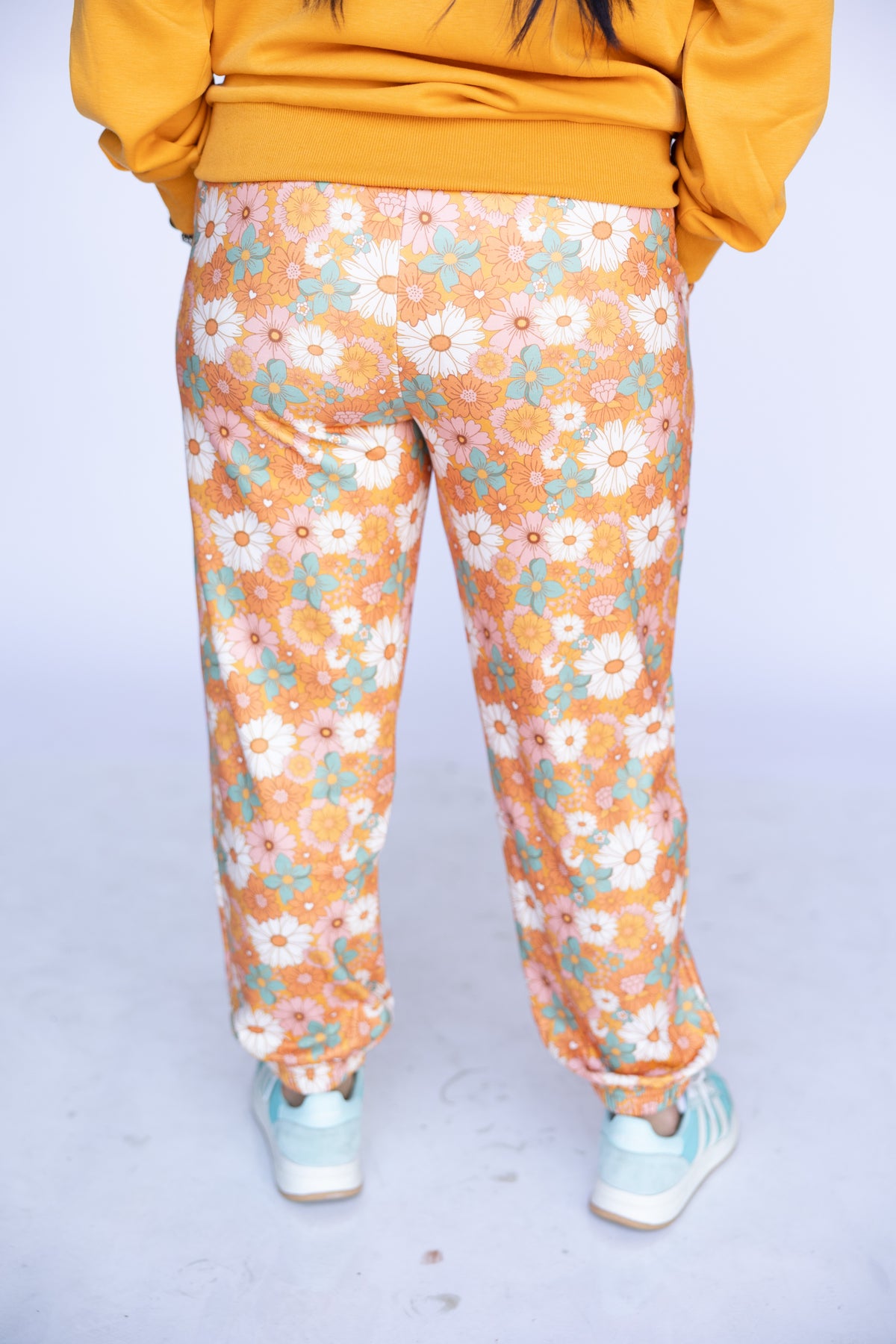 ORANGE RETRO DAISY SWEATPANTS