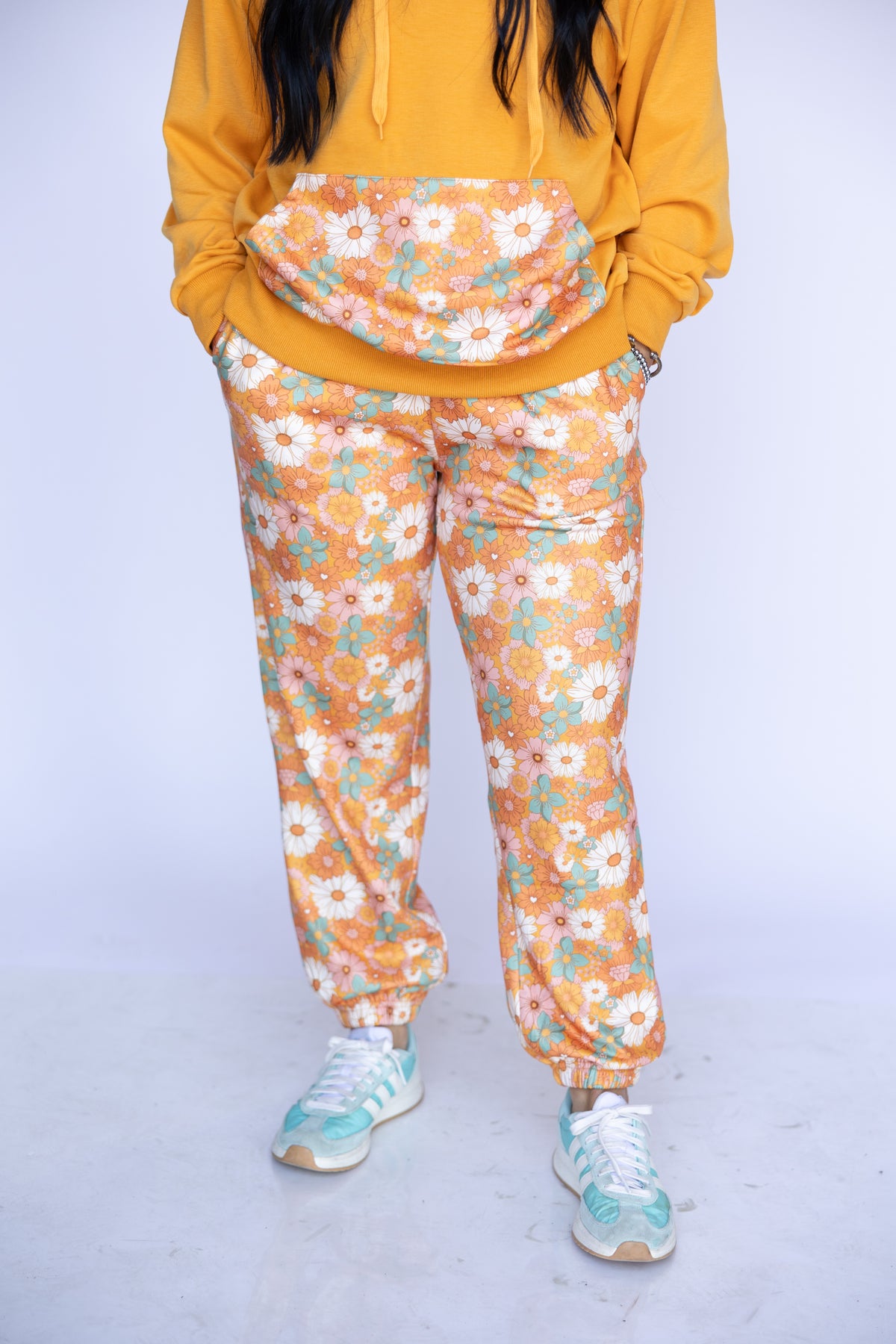 ORANGE RETRO DAISY SWEATPANTS